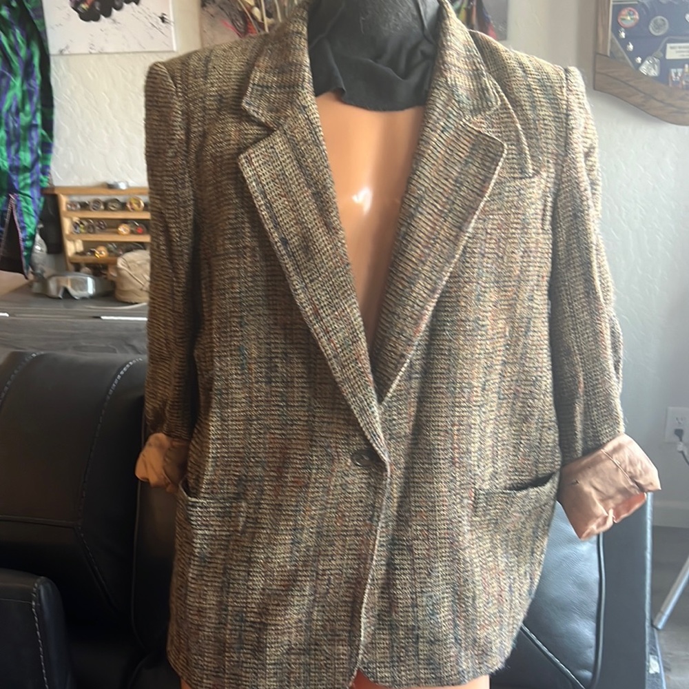 Very nice Jacket.  Would look nice with some black slacks